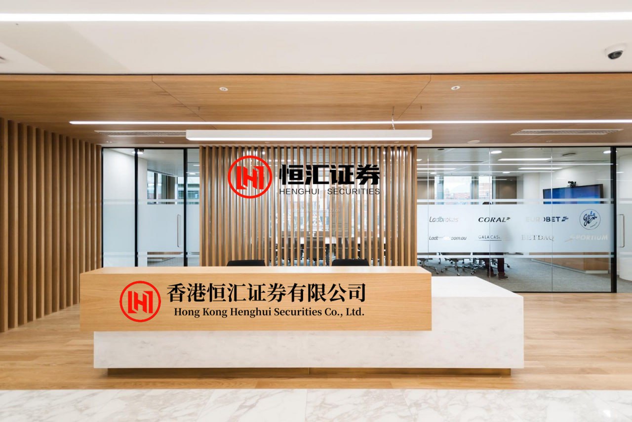 同花易配 英伟达解禁H20引爆AI算力狂潮，恒生科技指数ETF(159742)大涨近3%！